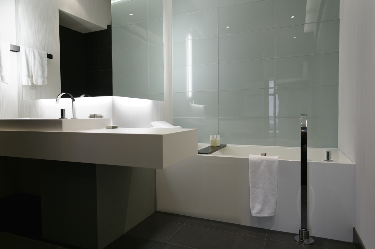 Alcove tub with white finish