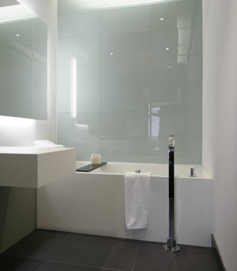 hotel pur project cube bathtub