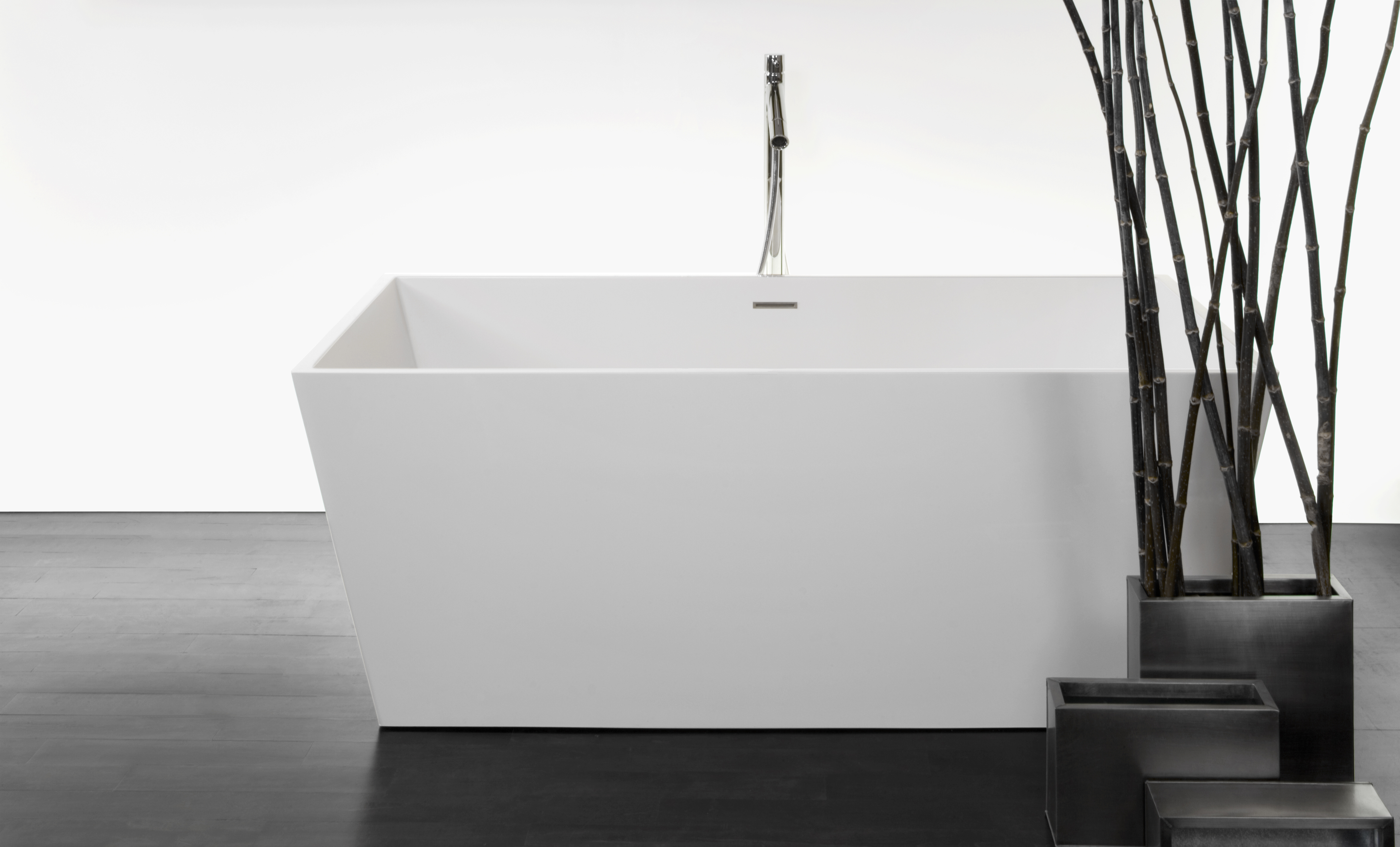 Alcove tub in white finish