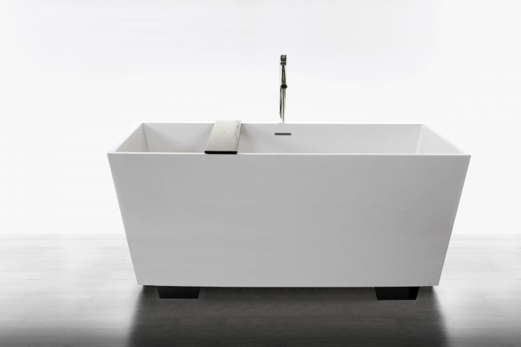 Alcove tub in white finish