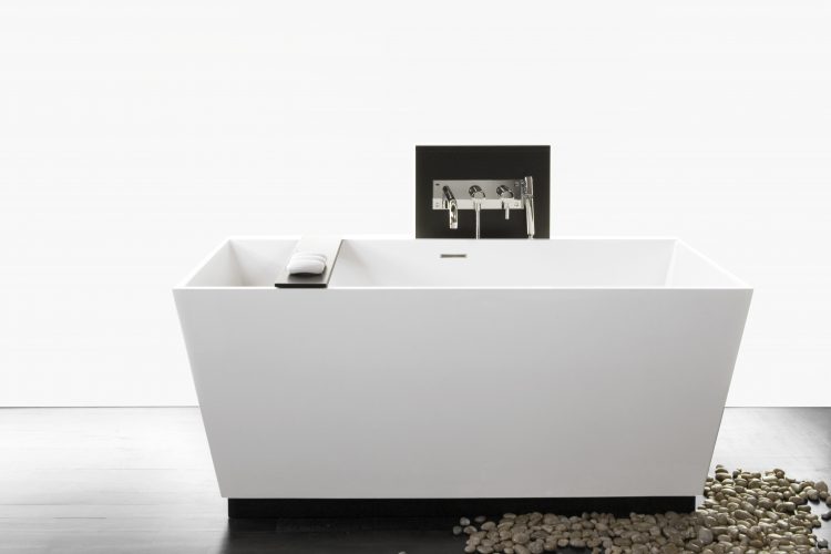 Alcove tub in white finish