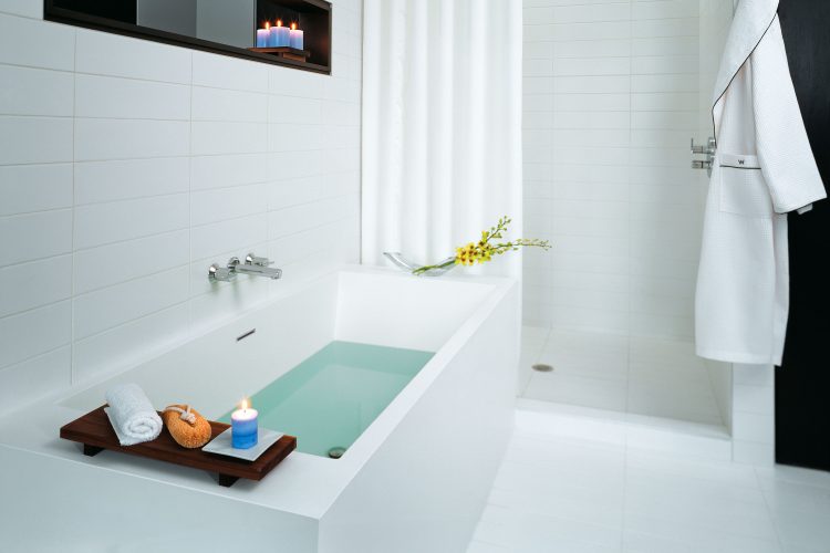 Alcove tub with white finish