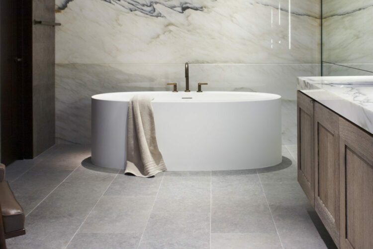 freestanding bathtub white gloss finish with thick edges
