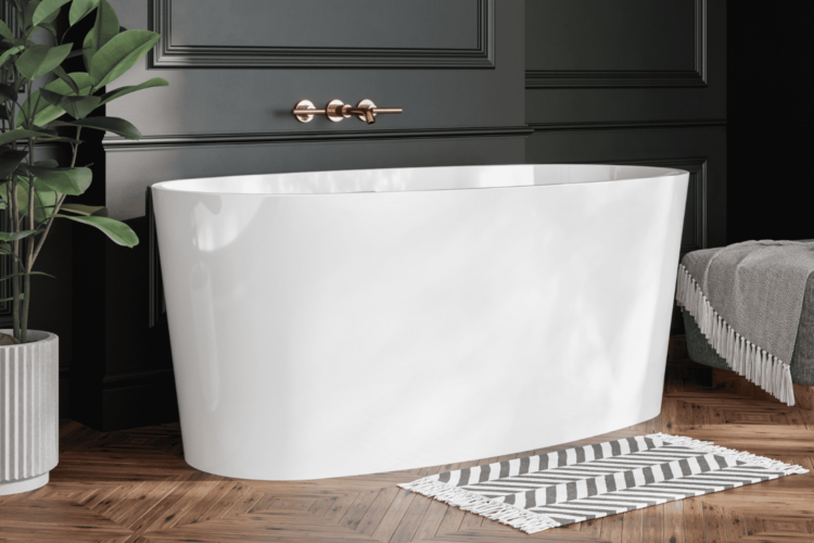Freestanding bathtub in high gloss white finish